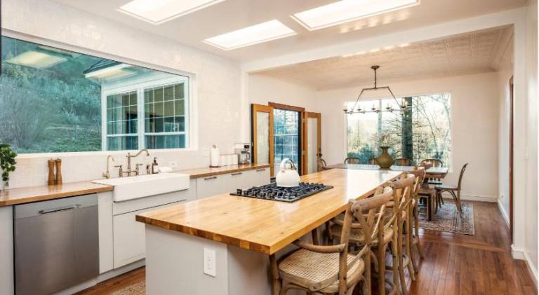 Nice vacation home with hot tub | Pets allowed — photo 3