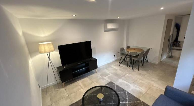 Apartment with patio — photo 2
