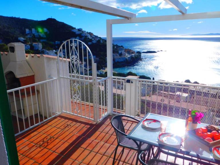 Vacation home with patio & yard | Close to the beach | Dogs allowed — photo 4