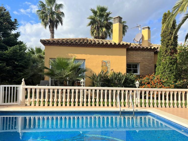 Cozy Villa with Pool, Garden, BBQ, A/C & WiFi Near Beach - Pet Friendly — photo 5