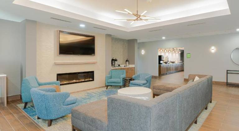 La Quinta Inn & Suites by Wyndham Shawnee — photo 3