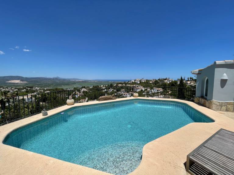 Spacious vacation home with patio, garden & private pool | Pet-friendly — photo 4