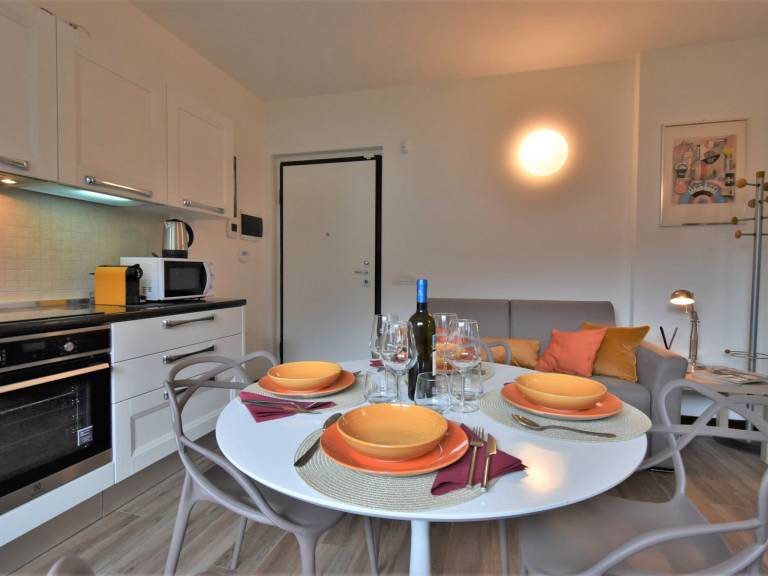 Holiday apartment with patio & yard | Mountain view — photo 3