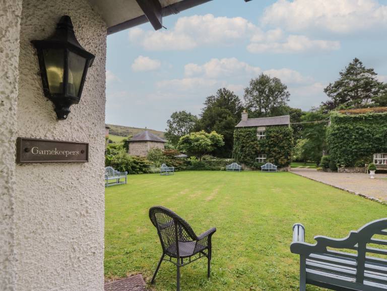 Cottage with yard — photo 4