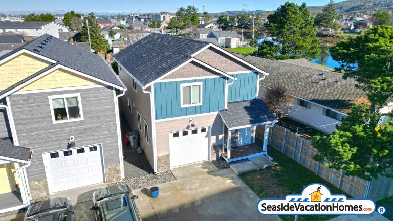 Vacation home with yard in Seaside, OR