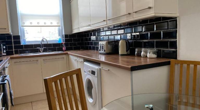 Apartment with 2 rooms for 7 persons in Swansea