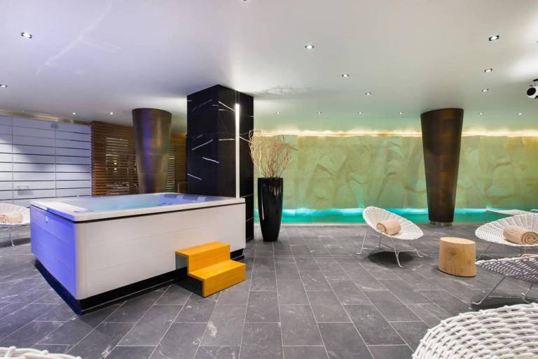 Villa with sauna, private pool & jacuzzi | Mountain view — photo 3