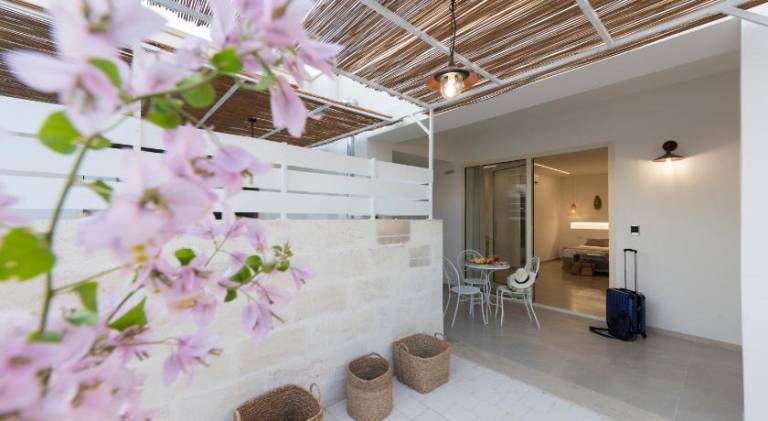 Family-friendly lovely serviced apartment with patio, pool & garden | Pets allowed — photo 5