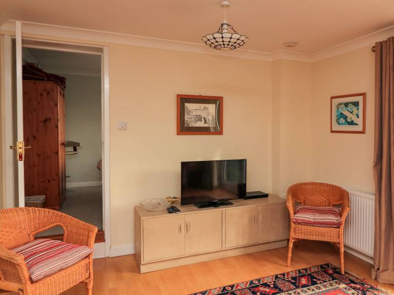 Cottage with terrace & yard | Beach view — photo 5