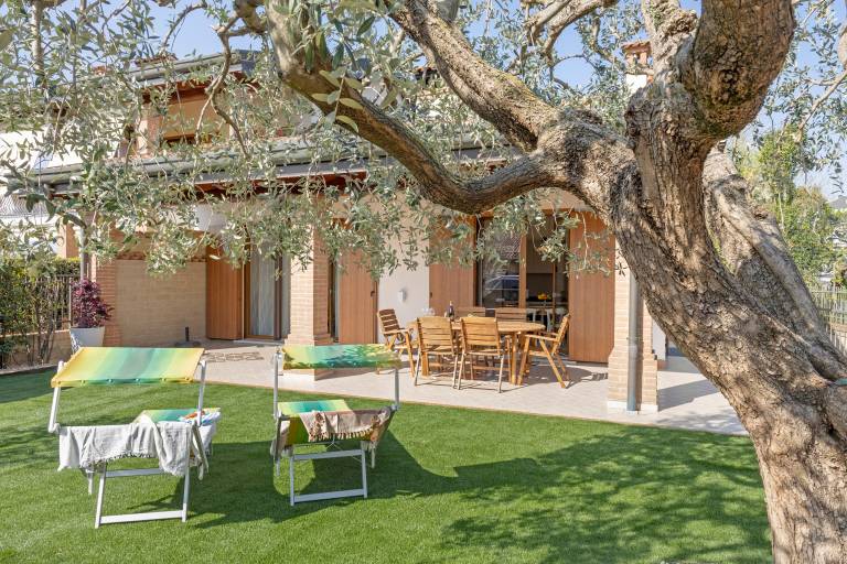 Apartment with garden, fast internet & private pool | Garden view — photo 5