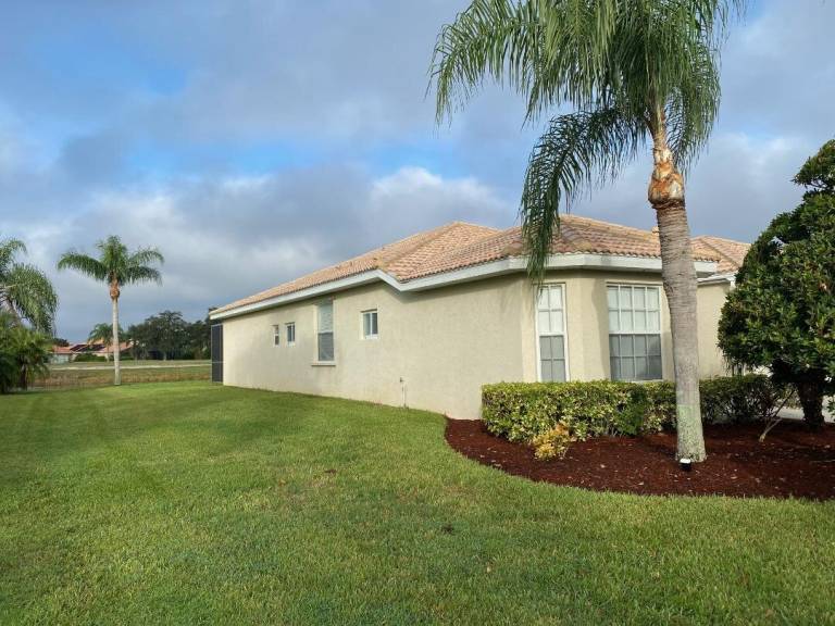 Spacious 3 BR 2BA Private Home Heated Pool on Lake & Golf Course Gated Communit — photo 4