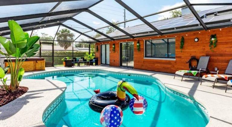House with jacuzzi & pool in Brandon, MB
