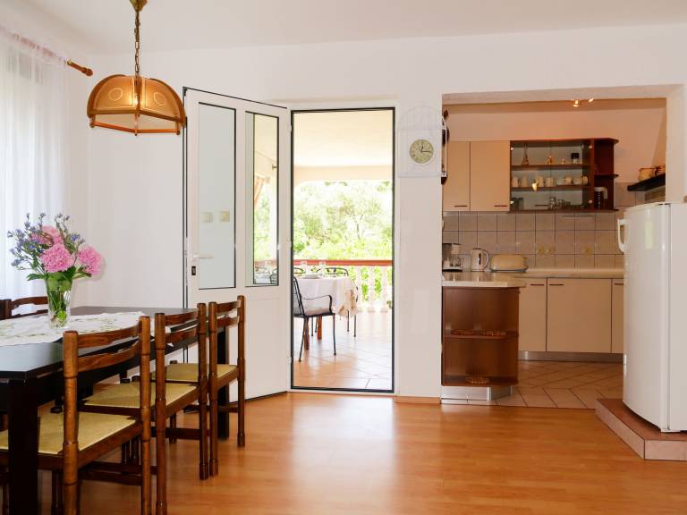 Holiday apartment with yard & grill — photo 4
