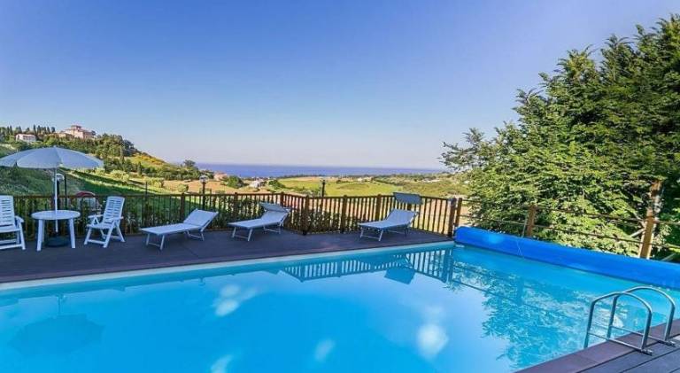Serviced apartment with barbeque, pool & patio | Pets allowed — photo 3