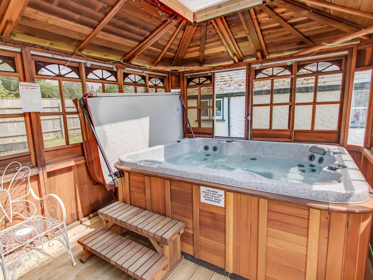 Cottage with jacuzzi & yard — photo 2