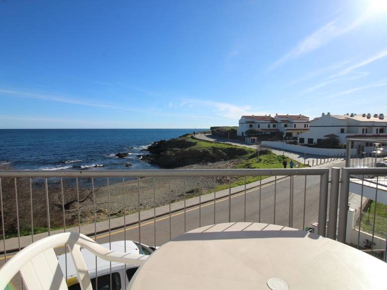 Seafront Apartment with Stunning Views, 200m from Grifeu Beach, Sleeps 6 — photo 4