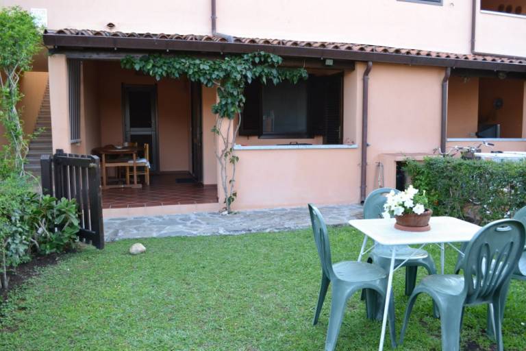 Holiday apartment with yard | Garden view — photo 5