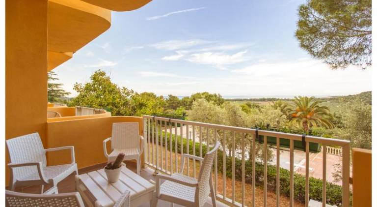 Serviced apartment with terrace, barbeque & pool — photo 4