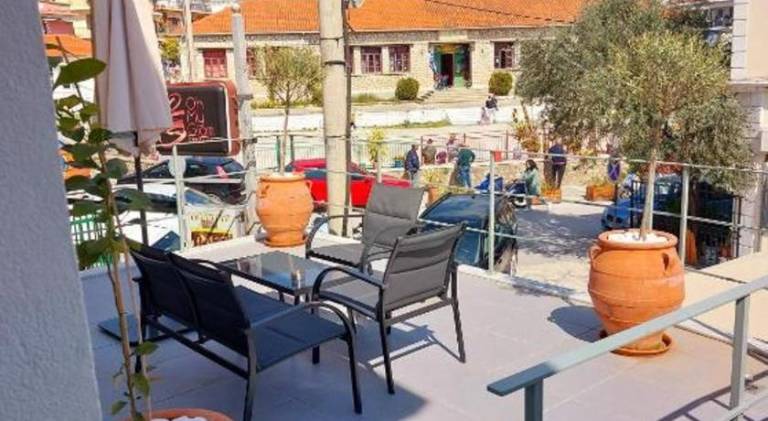 Rental apartment with patio — photo 3