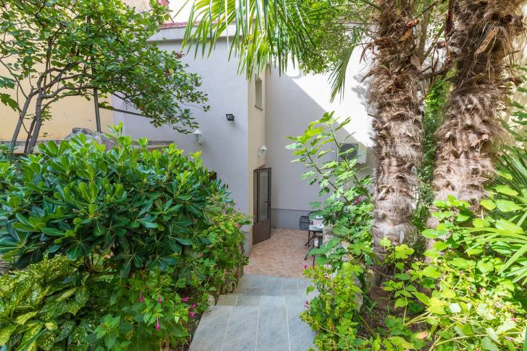 Just 100 metres to the sandy beach from this holiday home just for you alone — photo 5