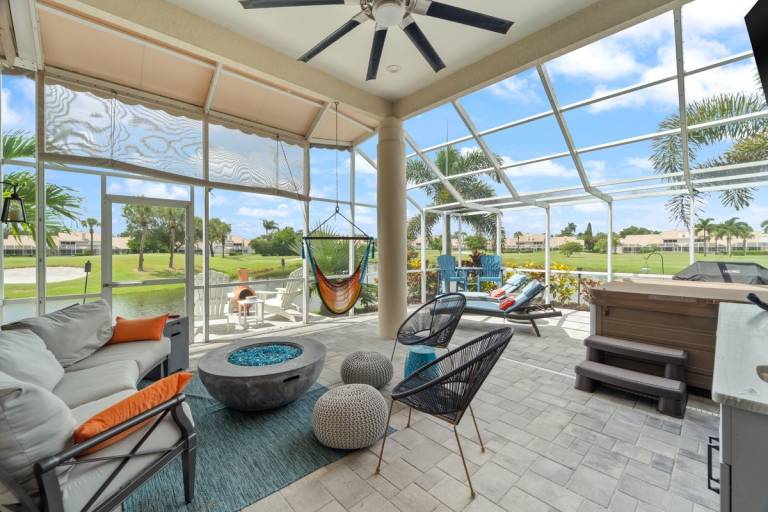 Stunning lakefront Golf Course Home in the heart of Naples. — photo 3