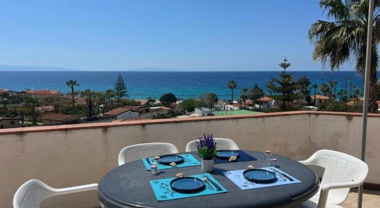 Rental apartment with hot tub, yard & terrace | Next to the beach | Pet-friendly — photo 2