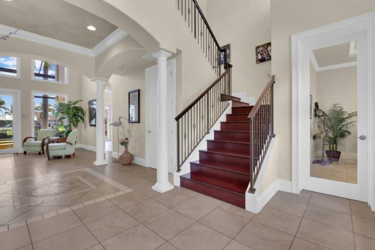 Family-oriented vacation home with barbecue, private pool & jacuzzi | Water view | Pet-friendly — photo 4