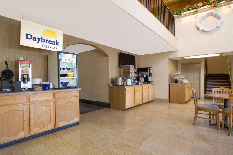 Days Inn & Suites by Wyndham Red Rock-Gallup — photo 4
