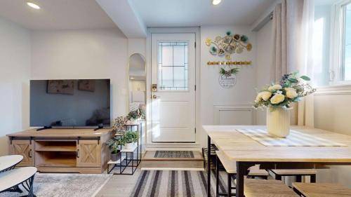 New & Modern Basement Suite St Clair Hotel