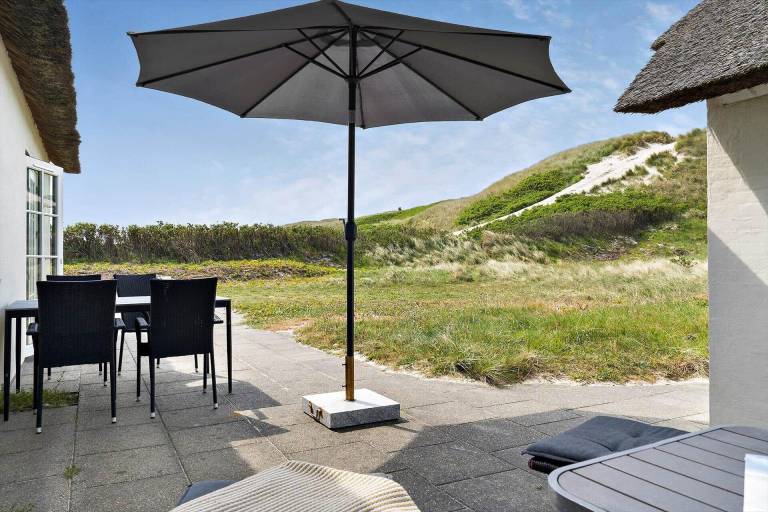 House with barbecue, yard & patio — photo 4