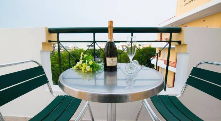 Serviced apartment with patio, pool & garden | Perfect for remote work — photo 5