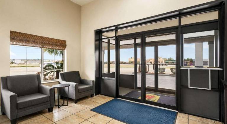 Super 8 by Wyndham Gulfport Airport NW/Near Biloxi — photo 4