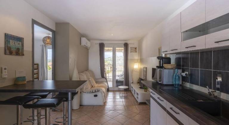 Serviced apartment with patio — photo 4
