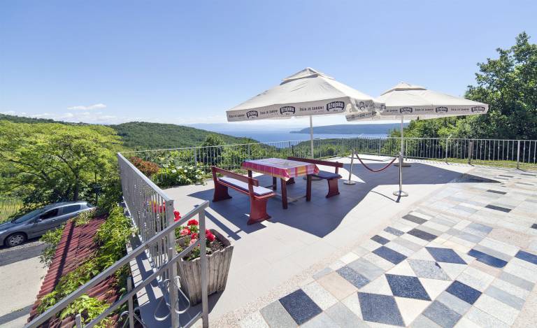 Rental apartment with patio & barbecue | Sea view — photo 2
