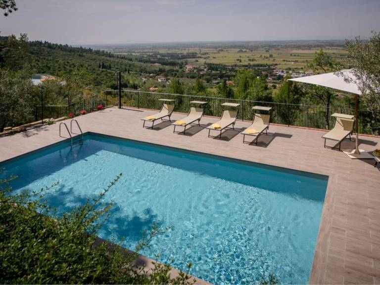 Vacation home with private pool, BBQ & yard — photo 2