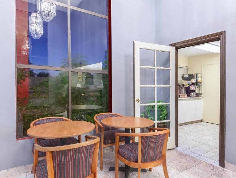 Americas Best Value Inn & Suites Bakersfield Central — photo 5