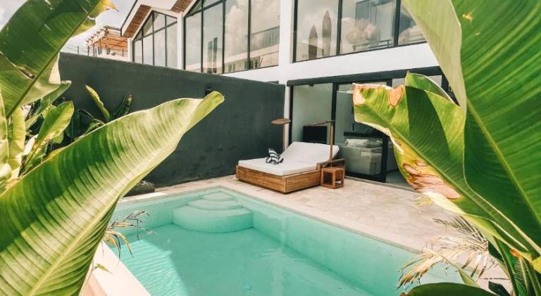 Villa with private pool, patio & yard in Pecatu