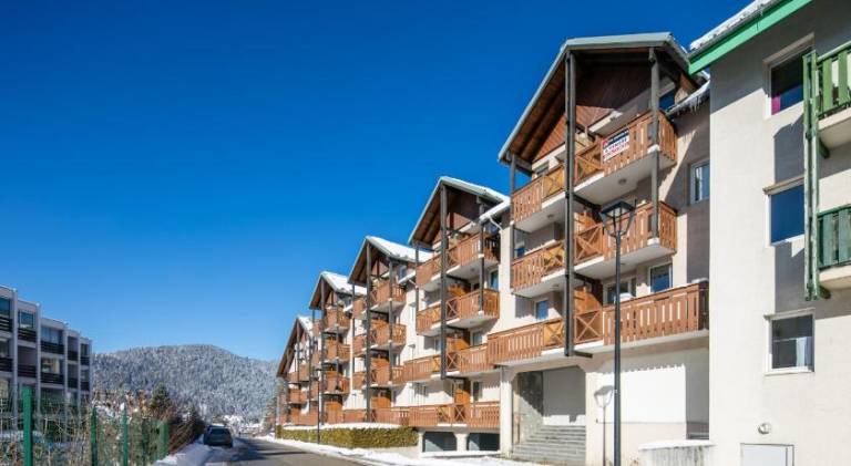 Serviced apartment with yard, terrace & pool in Villard-de-Lans