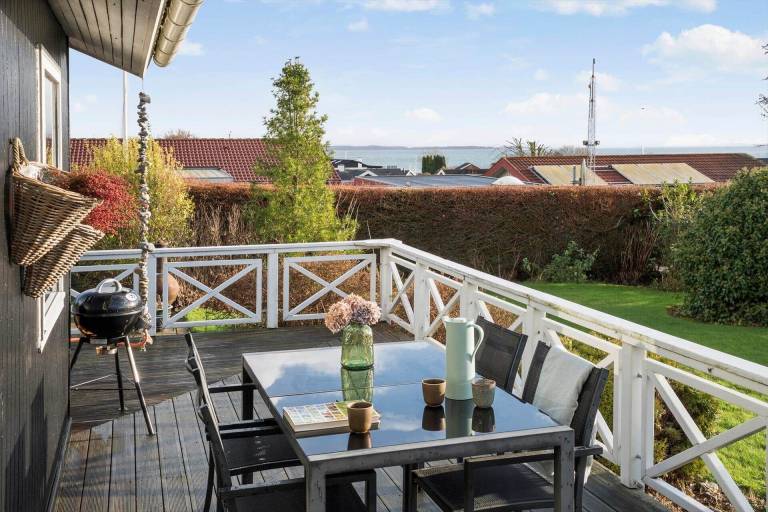 Vacation home with barbeque & patio | Sea view — photo 3
