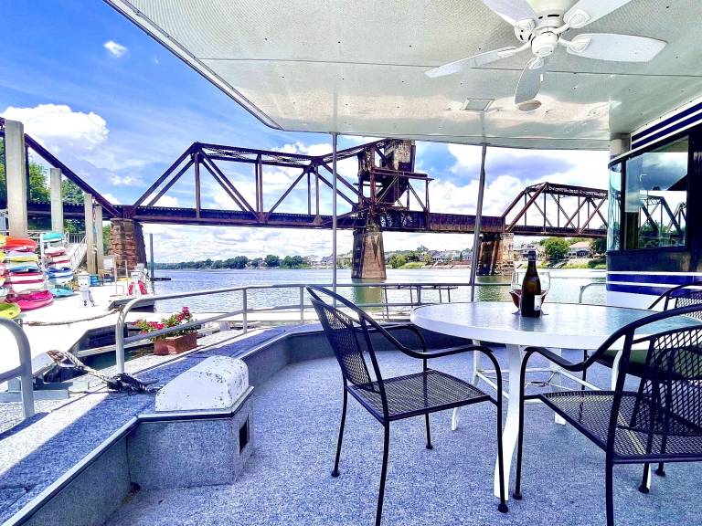 Houseboat Downtown