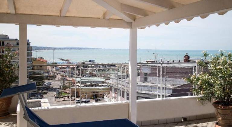 Serviced apartment with terrace — photo 4