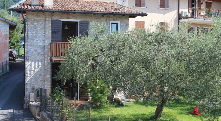 House with 2 rooms for 4 persons in Gardone Riviera