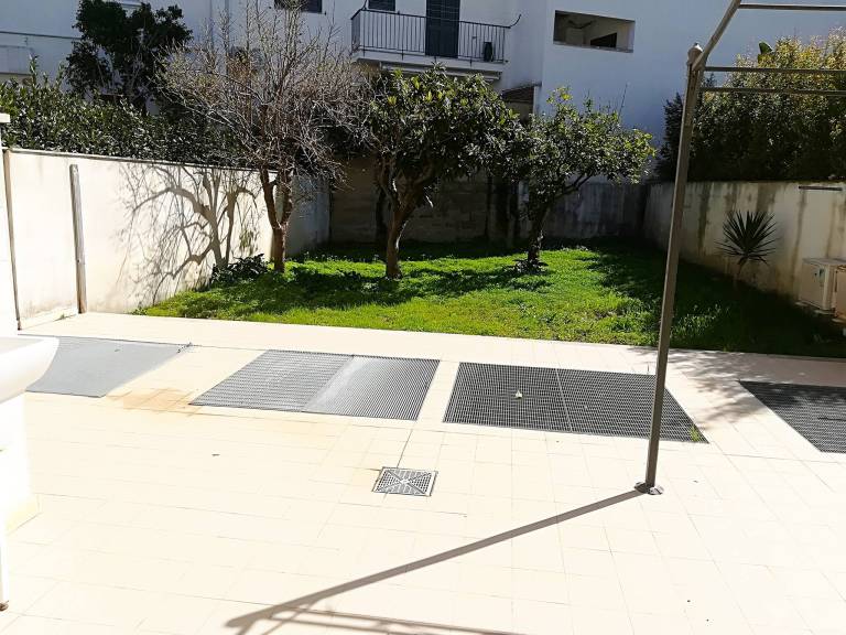 Apartment with yard — photo 2