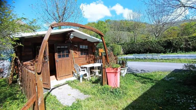 Chalet with barbeque & patio — photo 2