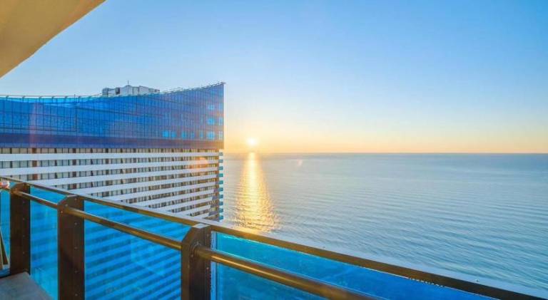 Family-oriented beautiful apartment with terrace, jacuzzi & yard | Water view | Close to the beach | Pet-friendly — photo 3