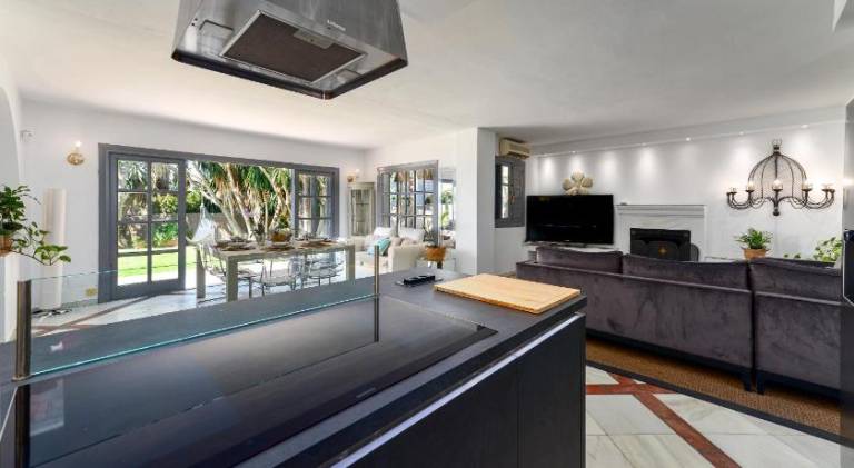 Villa with jacuzzi & pool — photo 4