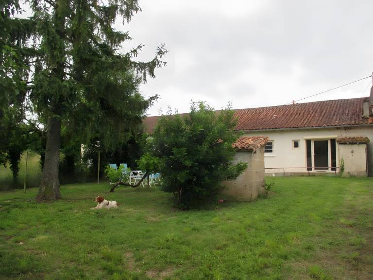 Family-oriented vacation home with yard & grill | Garden view | Pets allowed — photo 4
