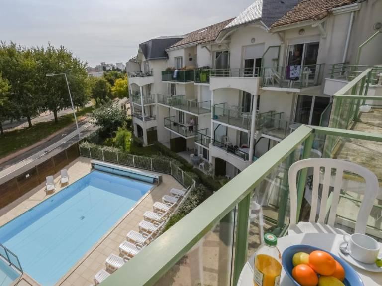 Lovely apartment with heated pool & patio | Pet-friendly — photo 3