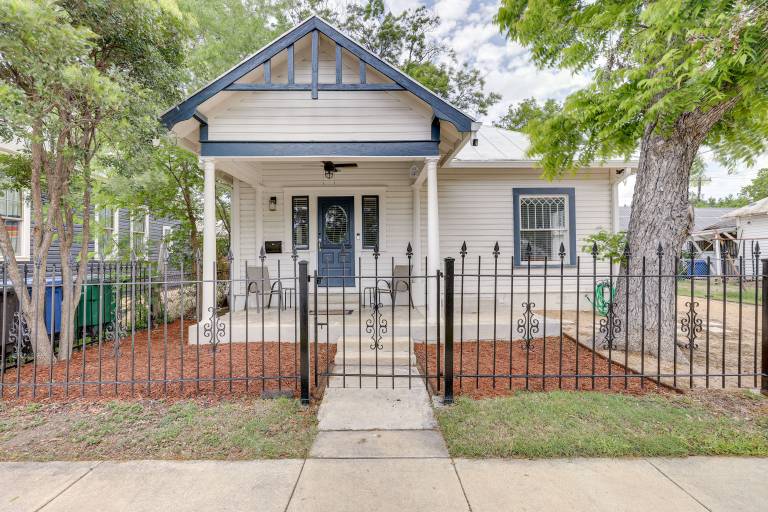 1 Mi to Dtwn San Antonio Pet Friendly Home