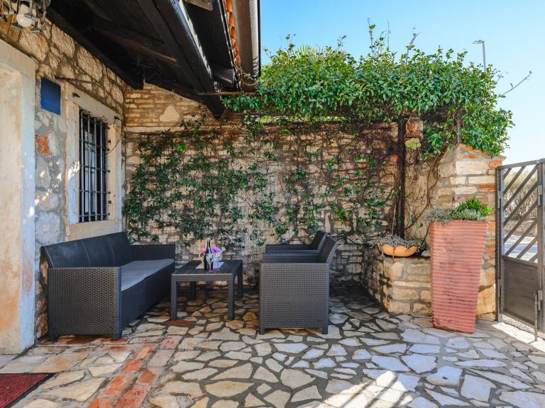 Vacation home with barbeque, terrace & garden — photo 3